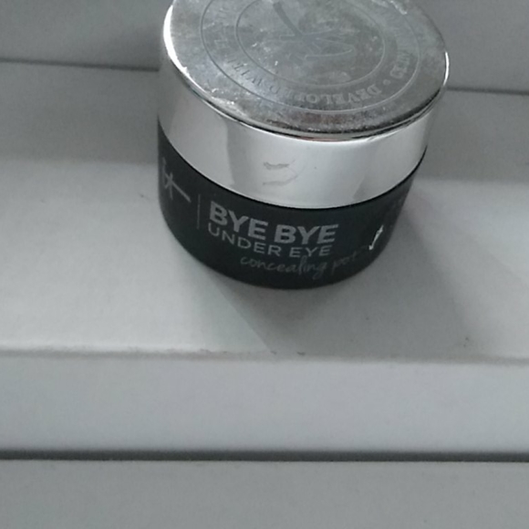 It cosmetics bye bye under eye concealing pot - Picture 1 of 3